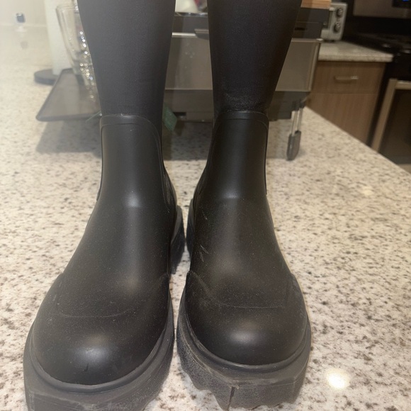 Size 37 Off-White Sponge Rubber Rain boot Black White.
EU: 37 US: 7 UK: 4 - Picture 2 of 12